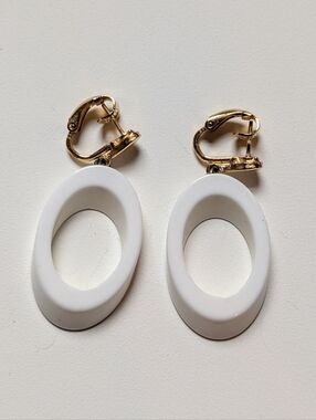 Vtg Signed Trifari Mod White Oval Earrings